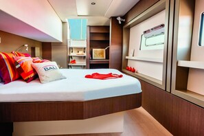 5 bedrooms, in-room safe - Sun-Kissed Sailing Adventure in the Saronic Islands (Laurium)