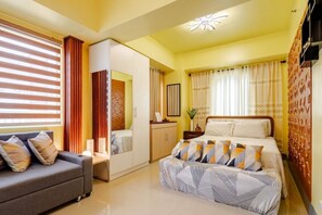 2 bedrooms, bed sheets - Elevesuites Homestay (Quezon City)