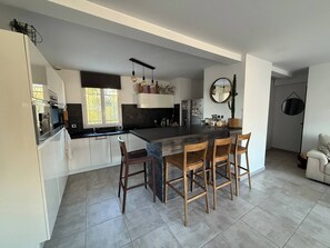 Private kitchen - Beautiful villa with pool (Le Castellet)