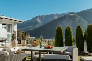 Outdoor dining - Dream Views, Garden, Private, Walkable, 3Bed (Queenstown)