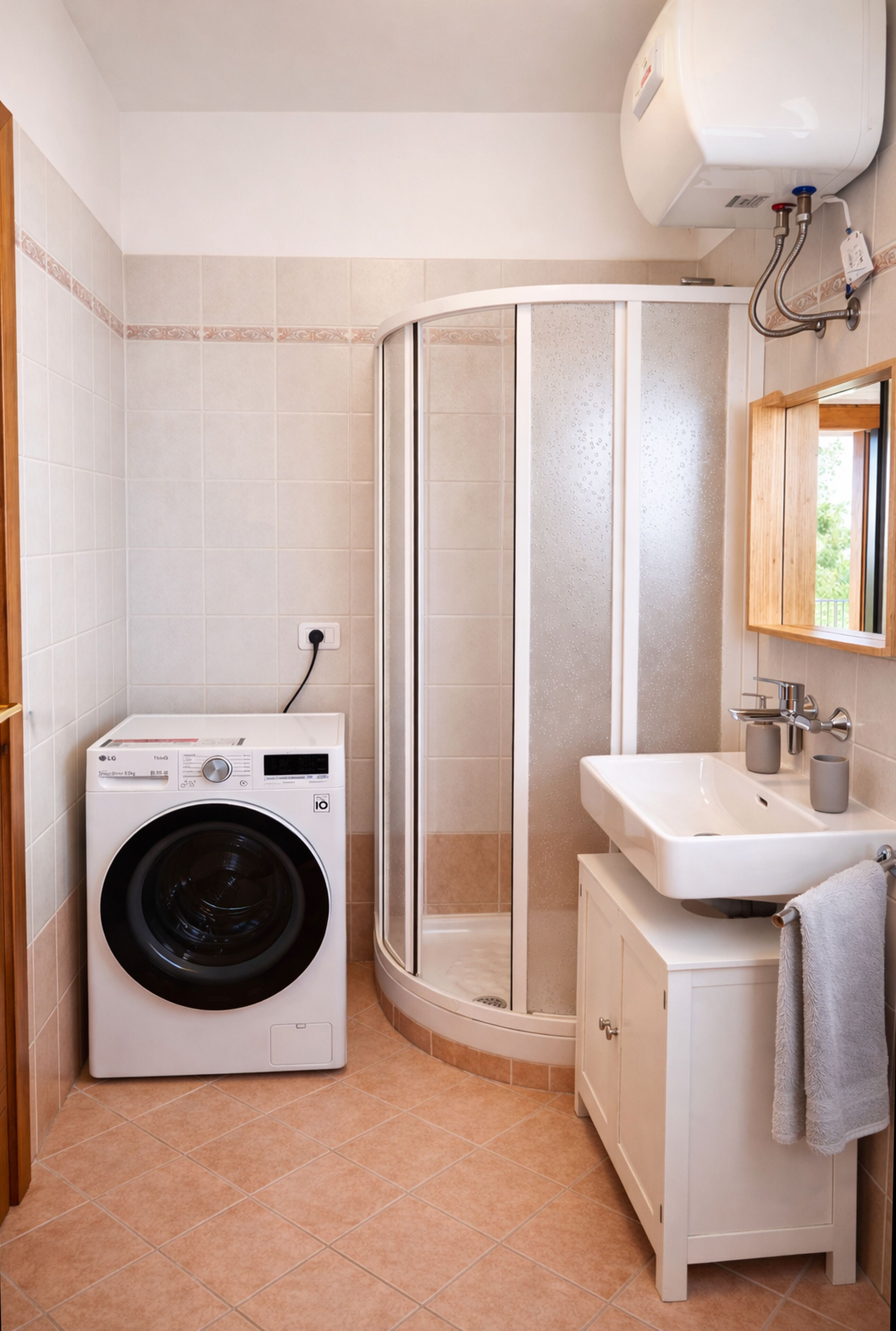 Douche, sèche-cheveux, bidet, serviettes fournies