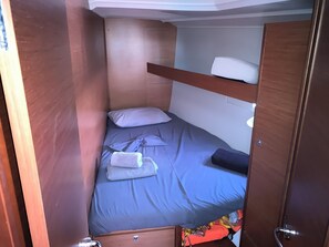 4 bedrooms, in-room safe - Sun-Kissed Sailing Adventure in the Saronic Islands (Laurium)