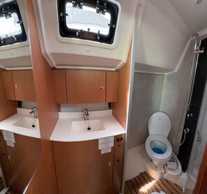 Shower - Sun-Kissed Sailing Adventure in Islas Sarónicas (Alimos)