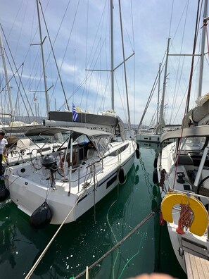 Marina - Sun-Kissed Sailing Adventure in Islas Sarónicas (Alimos)