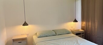 Lovely upstairs studio, minutes to beach, private bath, terrace, kitchenette