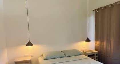 Lovely upstairs studio, minutes to beach, private bath, terrace, kitchenette