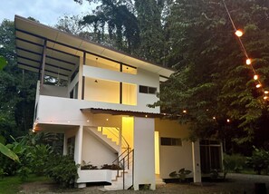 Exterior - Lovely upstairs studio, minutes to beach, private bath, terrace, kitchenette (Cahuita)