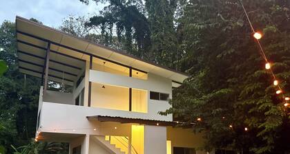 Lovely upstairs studio, minutes to beach, private bath, terrace, kitchenette
