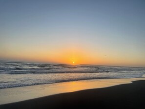 Beach - Lovely upstairs studio, minutes to beach, private bath, terrace, kitchenette (Cahuita)