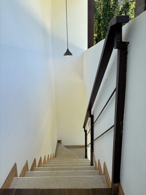 Interior - Lovely upstairs studio, minutes to beach, private bath, terrace, kitchenette (Cahuita)