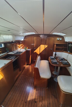 Private kitchen - Sun-Kissed Sailing Adventure in Islas Sarónicas (Alimos)