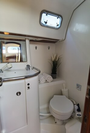 Shower - Sun-Kissed Sailing Adventure in Islas Sarónicas (Alimos)