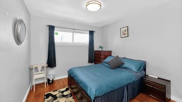 2 bedrooms, desk, iron/ironing board, WiFi