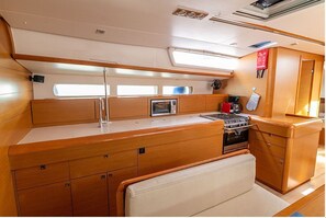 Private kitchen - Sun-Kissed Sailing Adventure in Islas Sarónicas (Alimos)