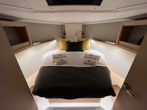 Room - Sun-Kissed Sailing Adventure in Islas Sarónicas (Alimos)