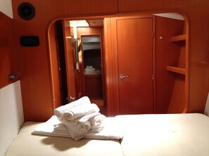 4 quartos, cofres nos quartos