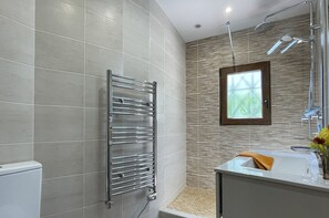 Dusche, Haartrockner, Handtücher