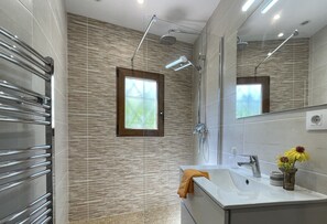 Dusche, Haartrockner, Handtücher