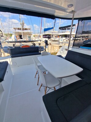 Outdoor dining - Sun-Kissed Sailing Adventure in Islas Sarónicas (Alimos)