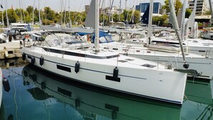 Marina - Sun-Kissed Sailing Adventure in Islas Sarónicas (Alimos)