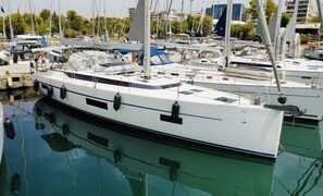 Marina - Sun-Kissed Sailing Adventure in Islas Sarónicas (Alimos)
