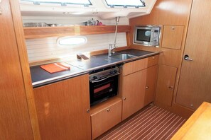 Private kitchen - Sun-Kissed Sailing Adventure in the Dodecanese Islands (Kos)