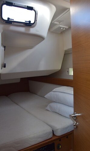 3 bedrooms, in-room safe - Sun-Kissed Sailing Adventure in Islas Sarónicas (Alimos)