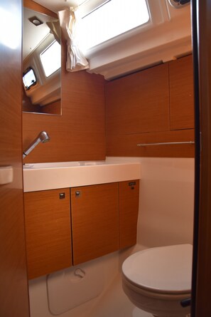 Shower - Sun-Kissed Sailing Adventure in Islas Sarónicas (Alimos)