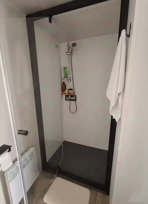 Shower, hair dryer - 5* 2025 - Siblu La Réserve sleeps 8, 2 bathrooms (Gastes)
