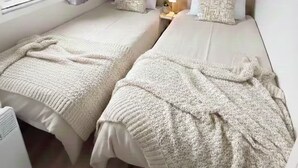 A twin room with two beds, a bedside table with a lamp, a window with curtains, and a built-in shelf above the beds. - 5* 2025 - Siblu La Réserve sleeps 8, 2 bathrooms (Gastes)