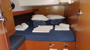 3 bedrooms, in-room safe - Sun-Kissed Sailing Adventure in Islas Sarónicas (Alimos)
