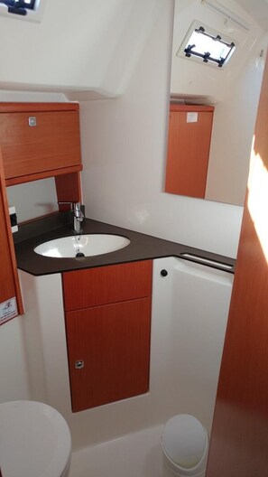 Shower - Sun-Kissed Sailing Adventure in Islas Sarónicas (Alimos)
