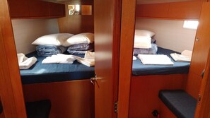 3 bedrooms, in-room safe - Sun-Kissed Sailing Adventure in Islas Sarónicas (Alimos)