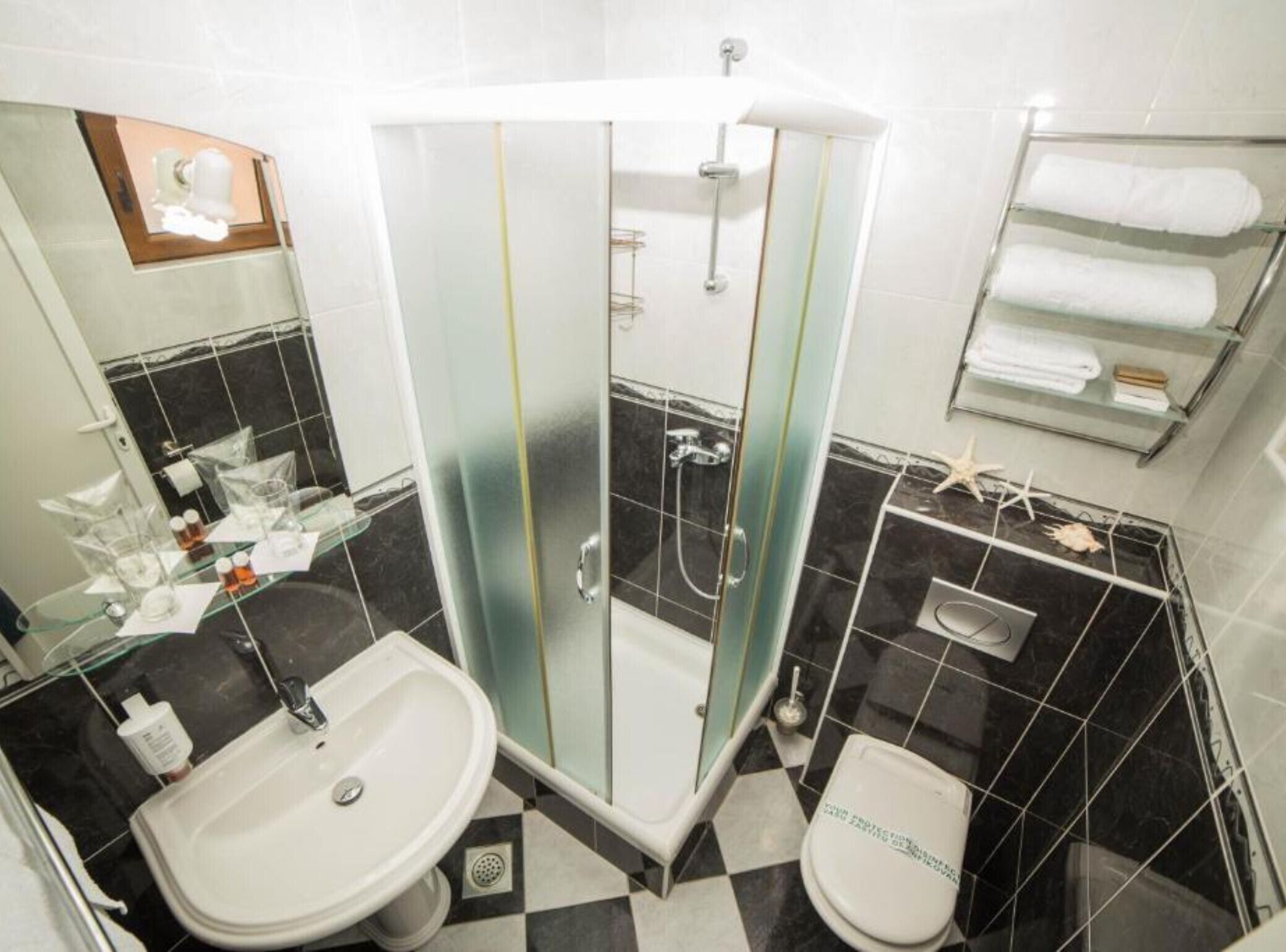 Douche, sèche-cheveux, serviettes fournies