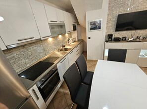 Refrigerador, microondas, horno y lavavajillas 