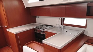 Private kitchen - Sun-Kissed Sailing Adventure in Islas Sarónicas (Alimos)