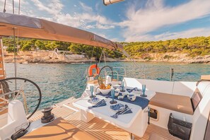 Outdoor dining - Sun-Kissed Sailing Adventure in Islas Sarónicas (Alimos)