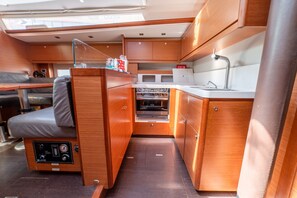 Interior - Sun-Kissed Sailing Adventure in Islas Sarónicas (Alimos)