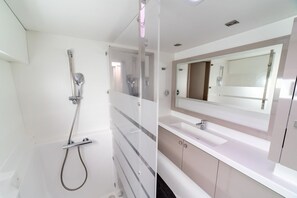 Shower - Sun-Kissed Sailing Adventure in Islas Sarónicas (Alimos)
