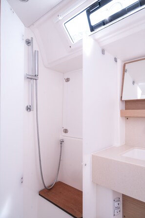Shower - Sun-Kissed Sailing Adventure in Islas Sarónicas (Alimos)