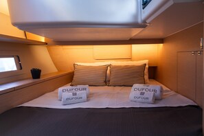 4 bedrooms, iron/ironing board - Sun-Kissed Sailing Adventure in Islas Sarónicas (Alimos)