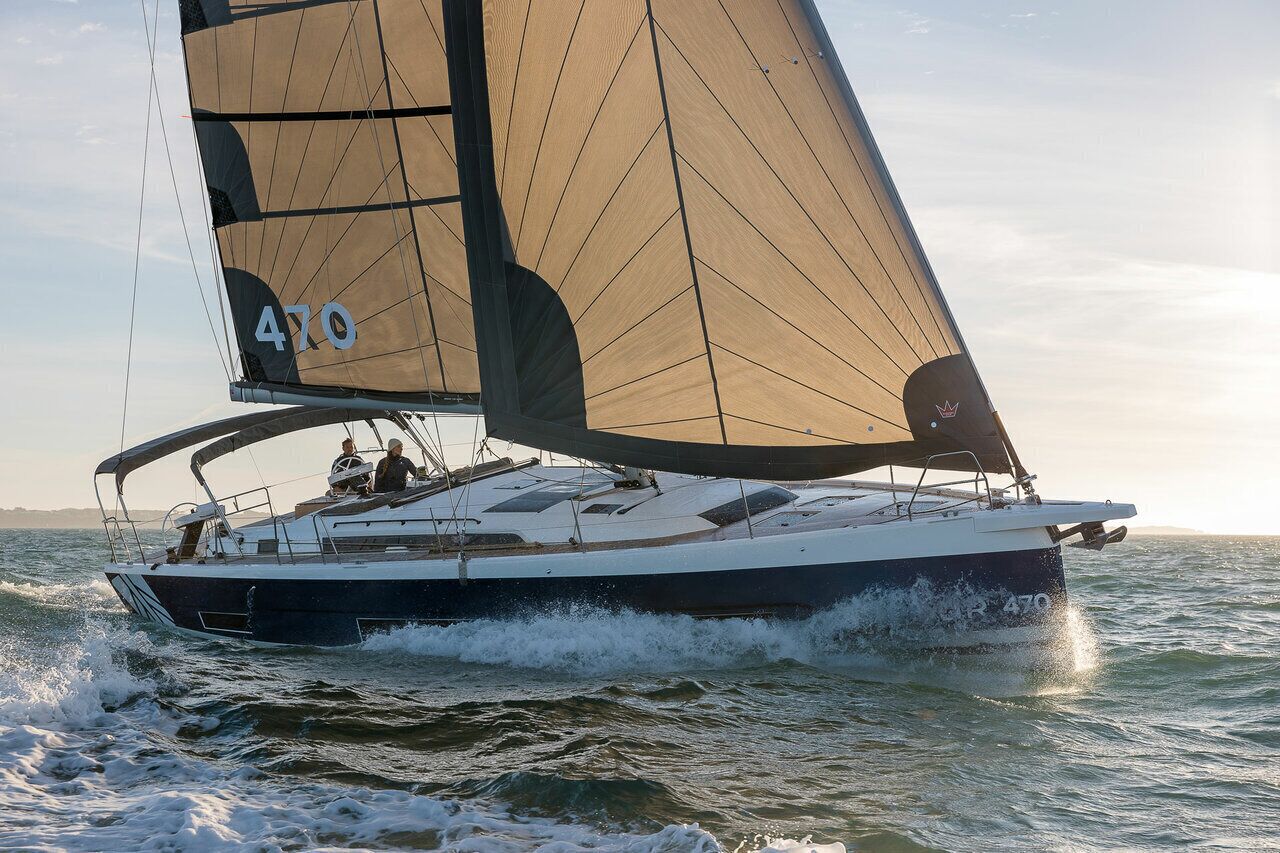 A sailboat with the number 470 on its sails, sailing on the water.