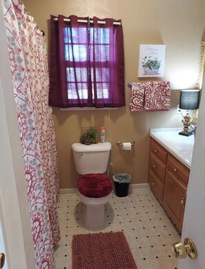 Bathroom - Fordsresidential, Centrally located 2-bedroom apartment. (Rome)