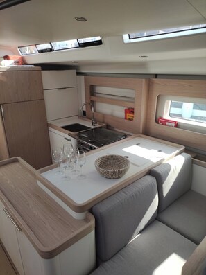 Private kitchen - Sun-Kissed Sailing Adventure in the Saronic Islands (Laurium)