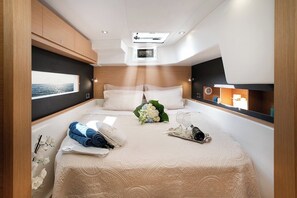 5 bedrooms, in-room safe, iron/ironing board - Sun-Kissed Sailing Adventure in Islas Sarónicas (Alimos)