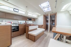 Interior - Sun-Kissed Sailing Adventure in Islas Sarónicas (Alimos)