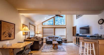 Twin Ponds Cabin - Riverside family getaway in a National Forest!