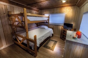 Room - Twin Ponds Cabin - Riverside family getaway in a National Forest! (Easton)