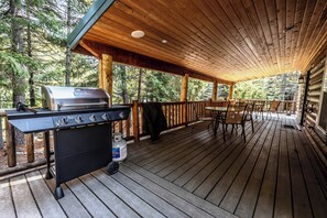Outdoor dining - Twin Ponds Cabin - Riverside family getaway in a National Forest! (Easton)