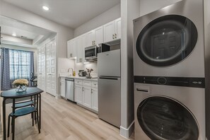 Fridge, microwave, stovetop, dishwasher - Serene 1-bedroom studio minutes away from Medical center and Downtown Houston (Houston)